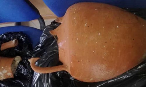 Una battuta di pesca dopo giorni di onde: spunta un’antica anfora