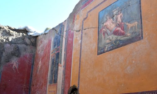 Pompei: riaffiora l’affresco di Narciso che si specchia nell’acqua